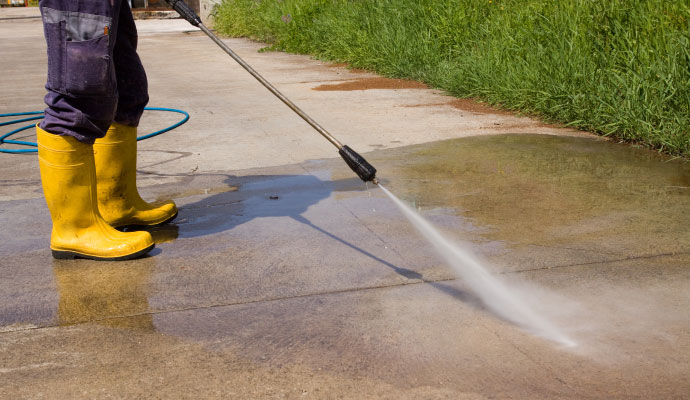 Concrete sidewalk pressure washing